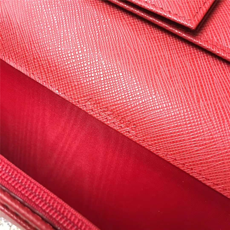 224633 Ferragamo菲拉格慕 大號(hào) 馬蹄搭扣 翻蓋法式錢包 大紅色