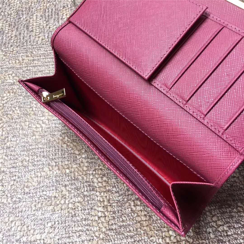 224633 Ferragamo菲拉格慕 大號(hào) 馬蹄搭扣 翻蓋法式錢包 桃紅色