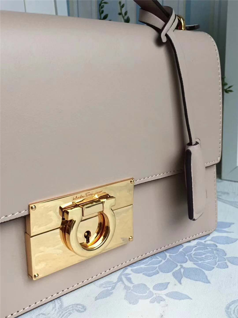 21E099 Ferragamo菲格拉慕 復(fù)古方包 中號(hào) 手提單肩包 淺卡其