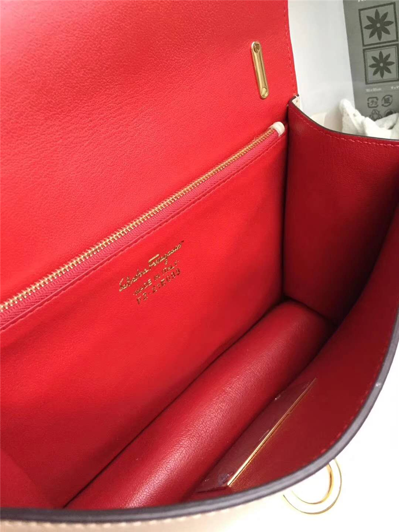 21E099 Ferragamo菲格拉慕 復(fù)古方包 中號(hào) 手提單肩包 淺卡其