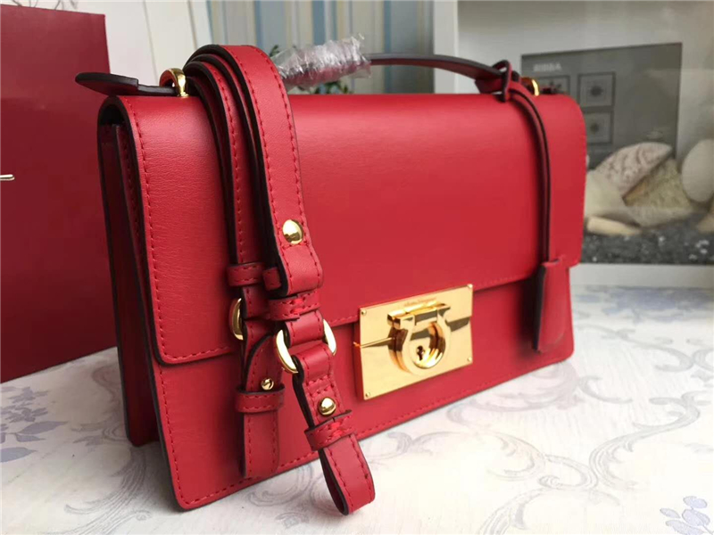 21E099 Ferragamo菲格拉慕 復(fù)古方包 中號(hào) 手提單肩包 紅色