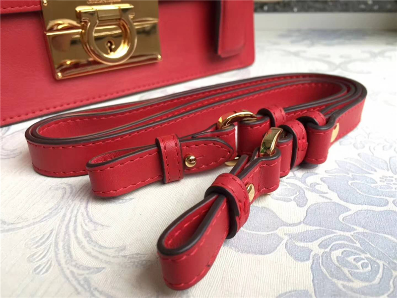 21E099 Ferragamo菲格拉慕 復(fù)古方包 中號(hào) 手提單肩包 紅色