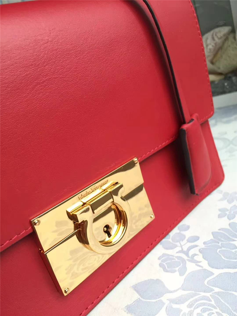 21E099 Ferragamo菲格拉慕 復(fù)古方包 中號(hào) 手提單肩包 紅色
