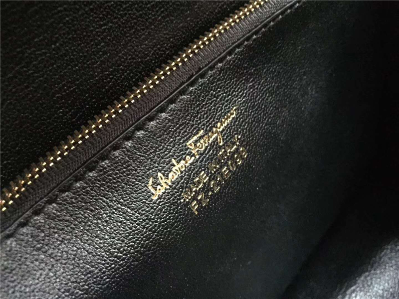 21E099 Ferragamo菲格拉慕 復(fù)古方包 中號(hào) 手提單肩包 紅色