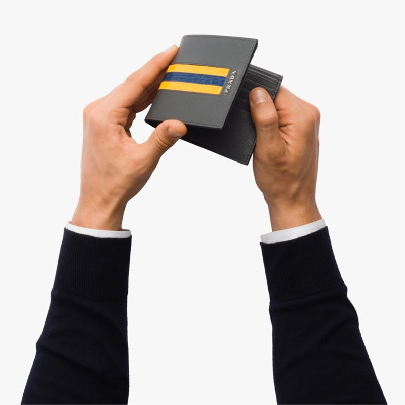 2MO513 Prada普拉達(dá) Saffiano配鱷魚皮 雙折短錢夾 黃拼藍(lán)