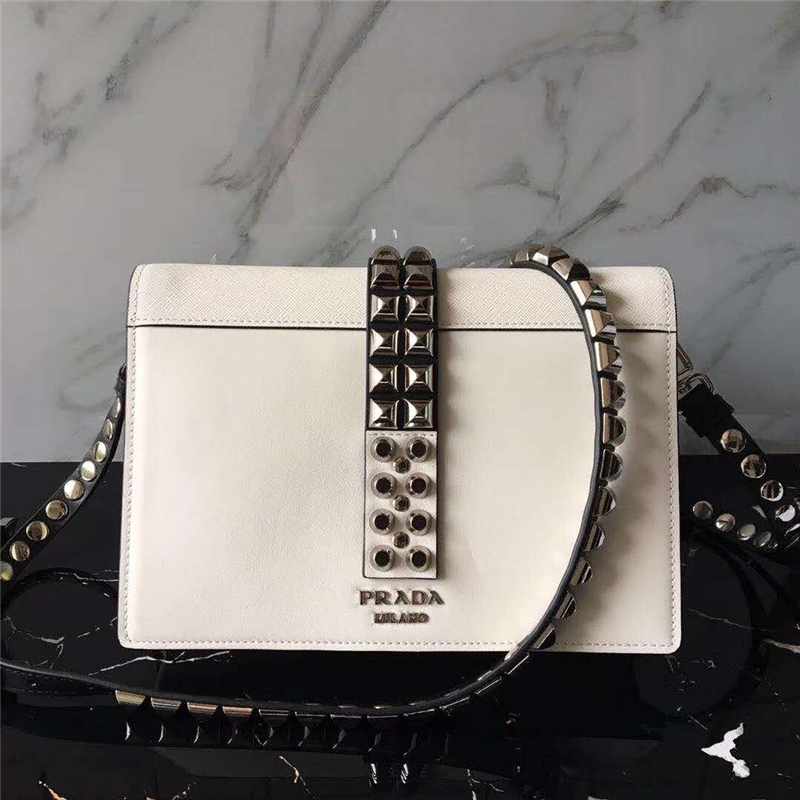 1BD120 Prada普拉達(dá) 2018早春最新款 鉚釘裝飾 小牛皮手袋 白色