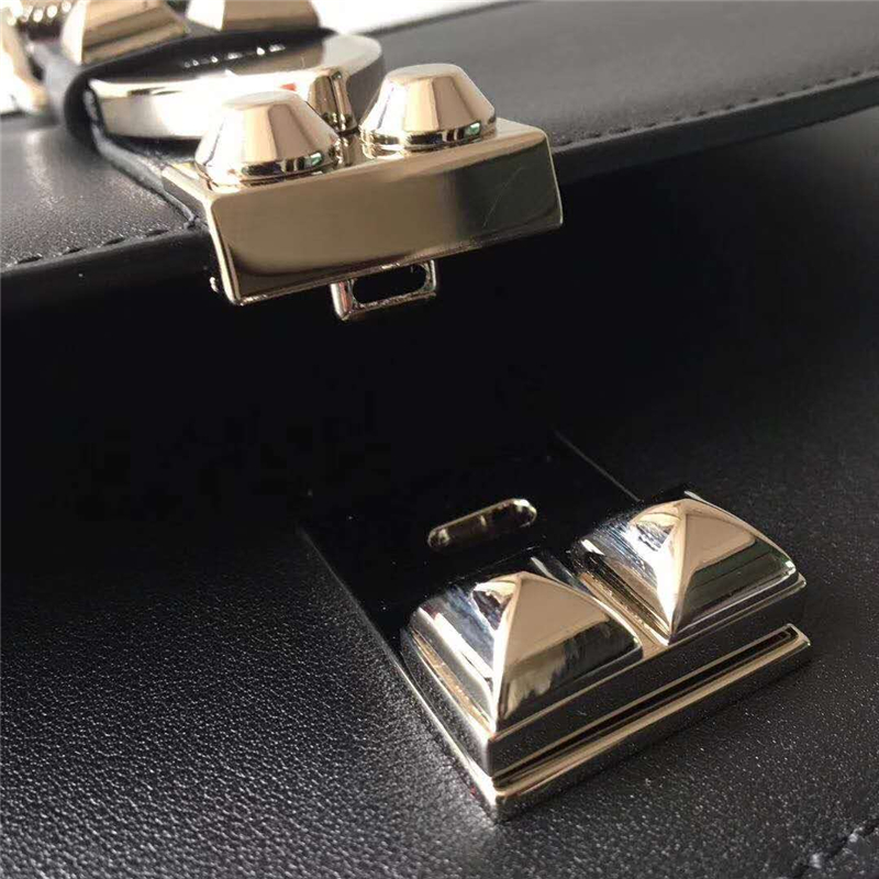 1BD120 Prada普拉達 2018早春最新款 鉚釘裝飾 小牛皮手袋 黑色