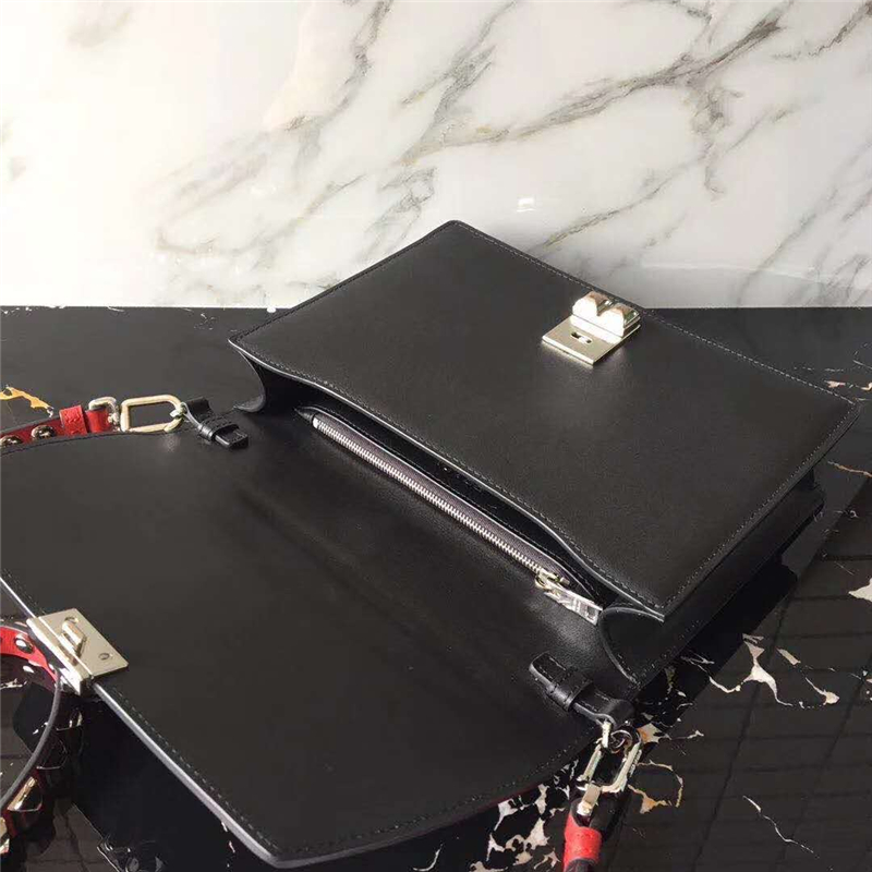 1BD120 Prada普拉達 2018早春最新款 鉚釘裝飾 小牛皮手袋 黑色