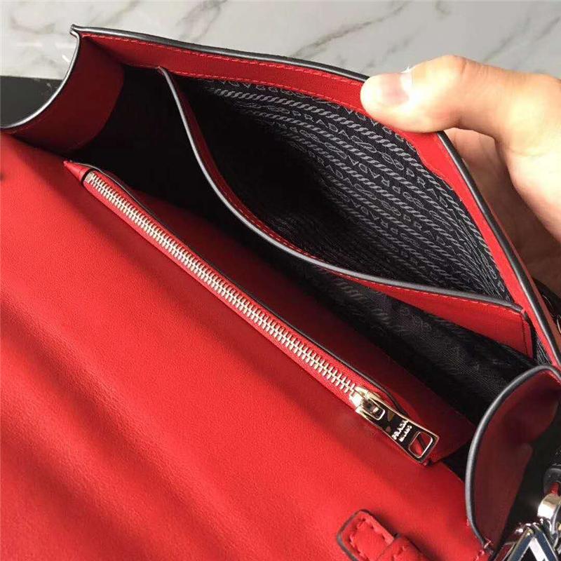 1BD120 Prada普拉達 2018早春最新款 鉚釘裝飾 小牛皮手袋 紅色