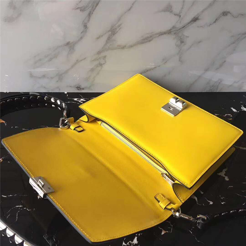 1BD120 Prada普拉達 2018早春最新款 鉚釘裝飾 小牛皮手袋 黃色