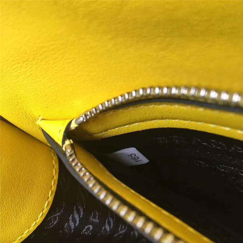 1BD120 Prada普拉達 2018早春最新款 鉚釘裝飾 小牛皮手袋 黃色