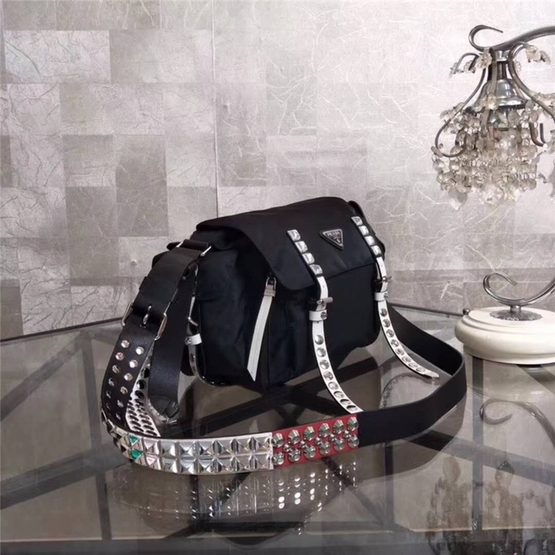 1BD118 Prada普拉達 尼龍面料 鉚釘裝飾 單肩包 黑配白