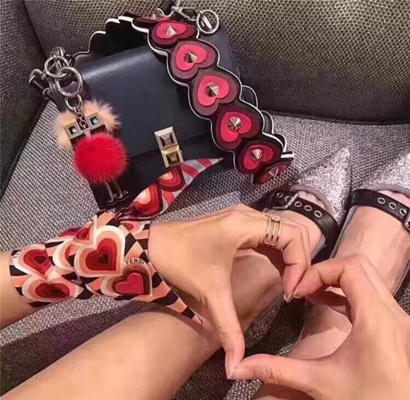 821 Fendi芬迪 超美包帶 愛心花朵款 炫彩長肩帶 黑配紅