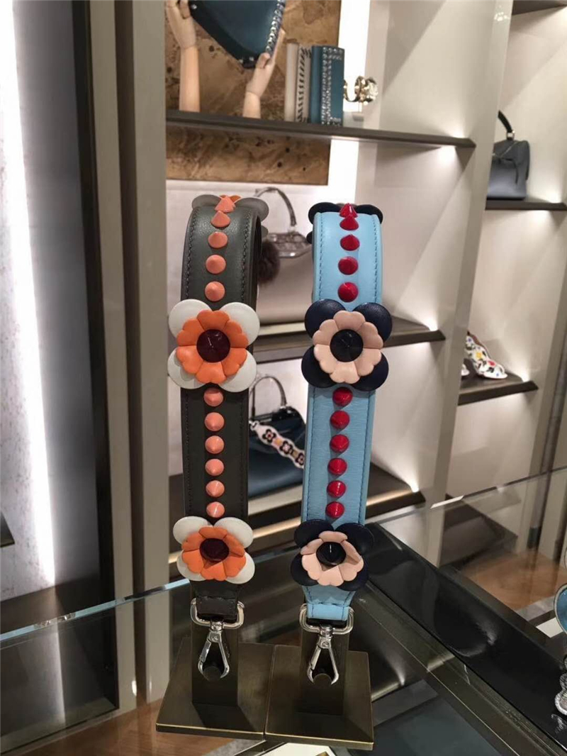 832 Fendi芬迪 超美包帶 花朵錐形鉚釘 炫彩短肩帶 水藍色