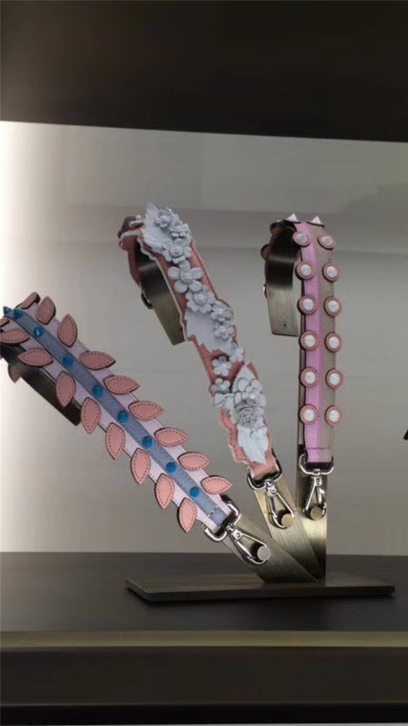 823 Fendi芬迪 葉片裝飾 藍色錐形鉚釘 炫彩短肩帶 藕粉