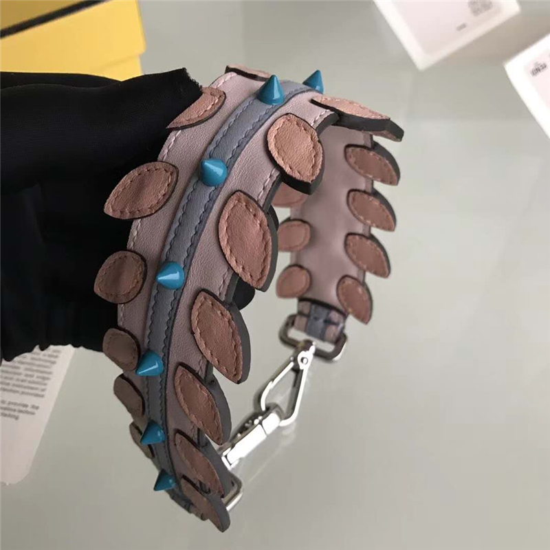 823 Fendi芬迪 葉片裝飾 藍色錐形鉚釘 炫彩短肩帶 藕粉