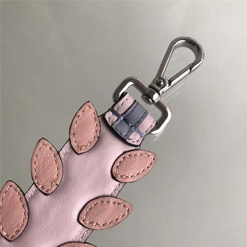 823 Fendi芬迪 葉片裝飾 藍色錐形鉚釘 炫彩短肩帶 藕粉