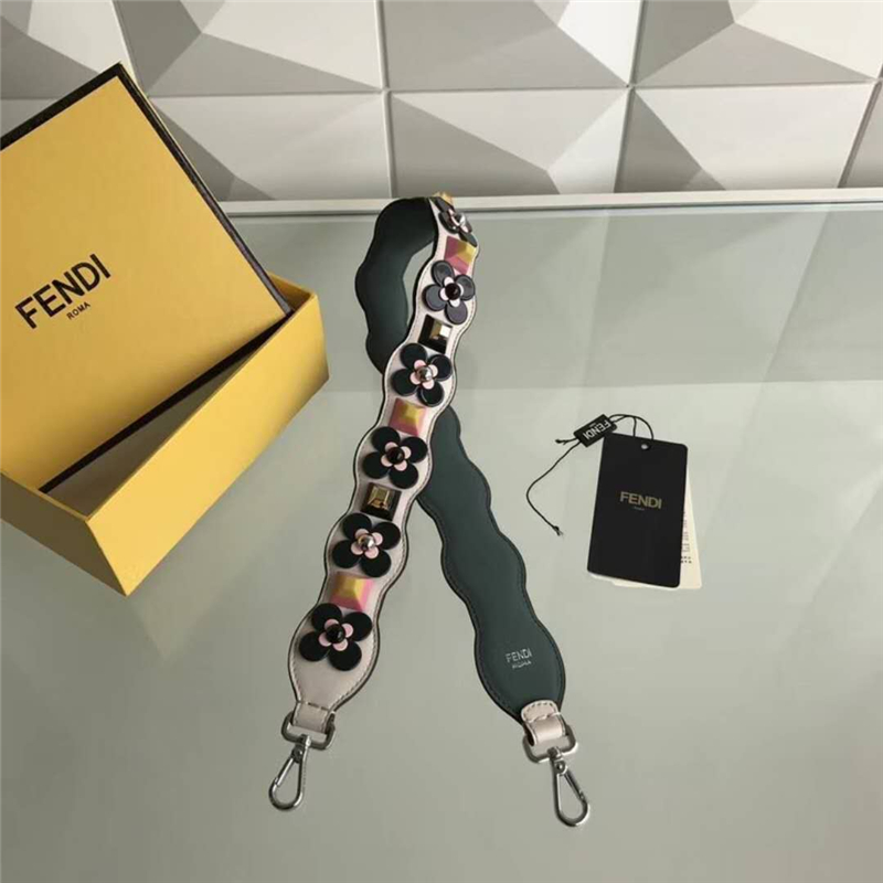 822 Fendi芬迪 拼色肩帶 花朵金字塔形鉚釘 炫彩短肩帶 米色拼灰