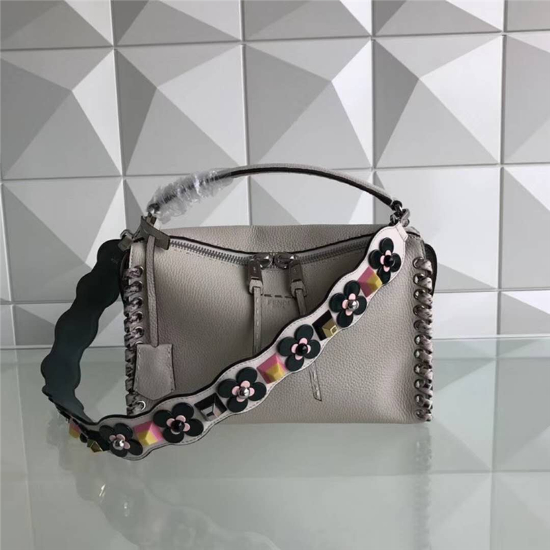 822 Fendi芬迪 拼色肩帶 花朵金字塔形鉚釘 炫彩短肩帶 米色拼灰
