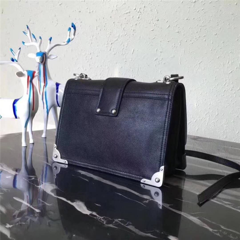 1BD095 Prada普拉達 進口小牛皮 單肩斜跨包 藏藍色