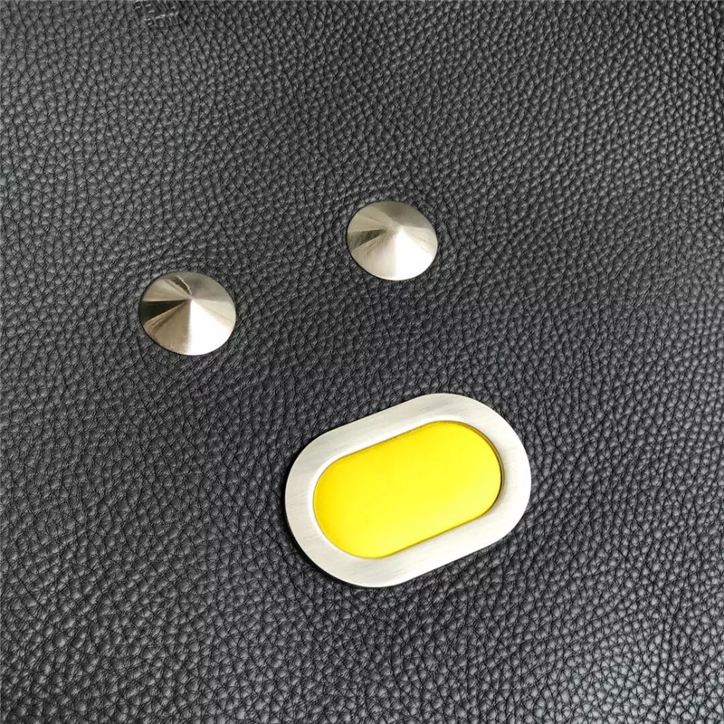 3001 Fendi芬迪 萌趣表情 白叻釘 手縫工藝 手提包 黑色