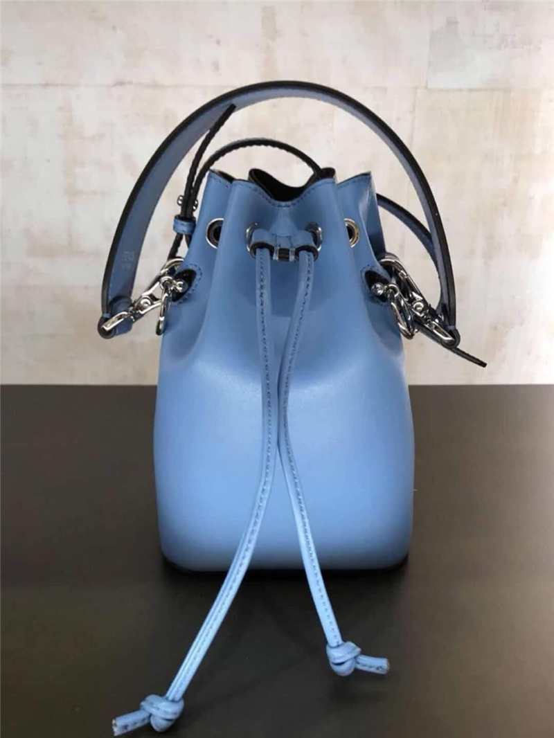 010 Fendi芬迪 MON TRéSOR 手掌紋 純色 抽繩水桶包 藍灰色