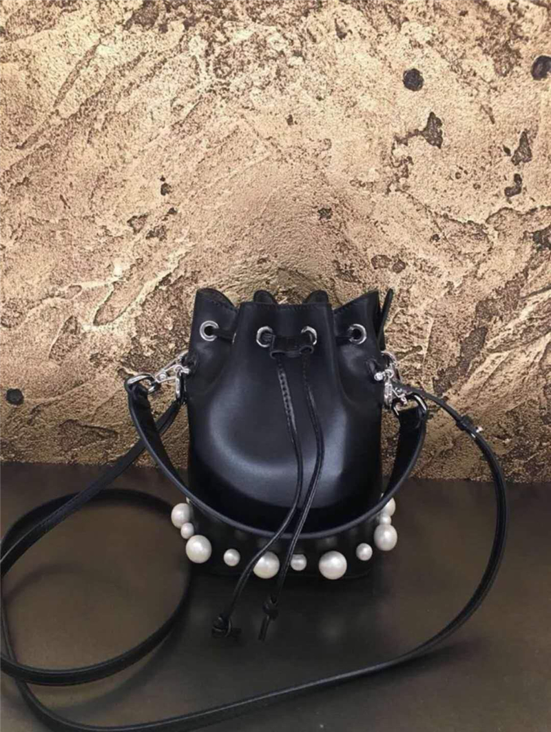 010 Fendi芬迪 MON TRéSOR 珍珠綴飾 純色 抽繩水桶包 黑色