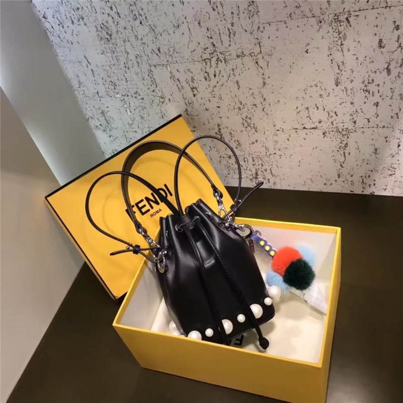 010 Fendi芬迪 MON TRéSOR 珍珠綴飾 純色 抽繩水桶包 黑色