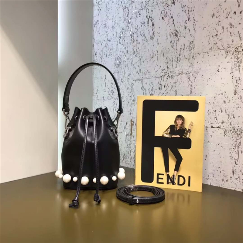 010 Fendi芬迪 MON TRéSOR 珍珠綴飾 純色 抽繩水桶包 黑色