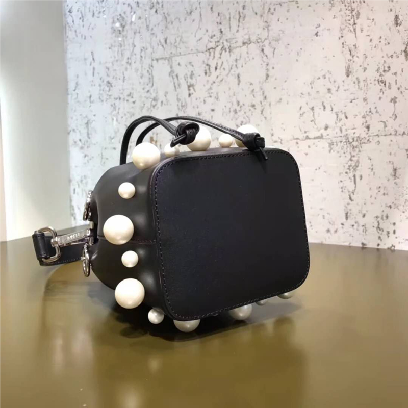 010 Fendi芬迪 MON TRéSOR 珍珠綴飾 純色 抽繩水桶包 黑色