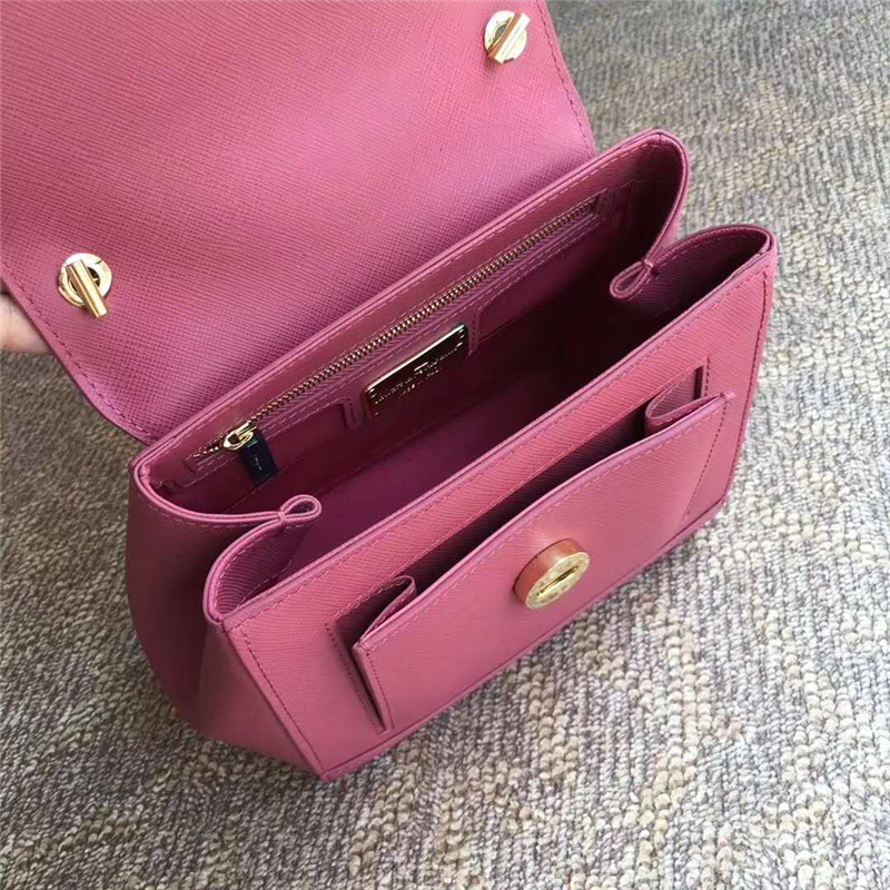 21F570 Ferragamo菲格拉慕 最新爆款 Vara蝴蝶結 小號 翻蓋包 石楠紅