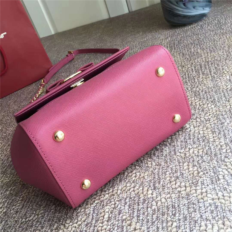 21F570 Ferragamo菲格拉慕 最新爆款 Vara蝴蝶結 小號 翻蓋包 石楠紅