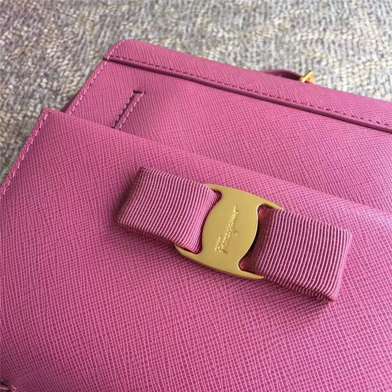 21F570 Ferragamo菲格拉慕 最新爆款 Vara蝴蝶結 小號 翻蓋包 石楠紅