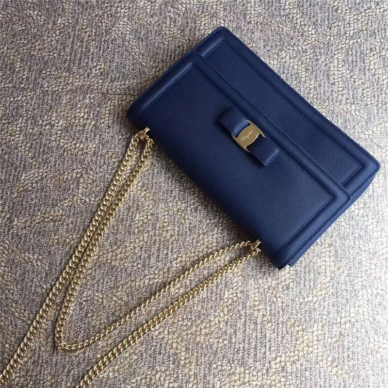 21G462 Ferragamo菲格拉慕 手掌紋牛皮 Vara蝴蝶結 大號 鏈條翻蓋包 藍色