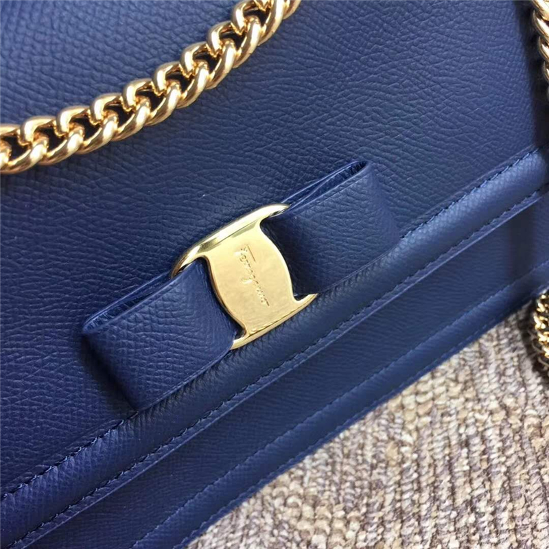 21G462 Ferragamo菲格拉慕 手掌紋牛皮 Vara蝴蝶結 大號 鏈條翻蓋包 藍色