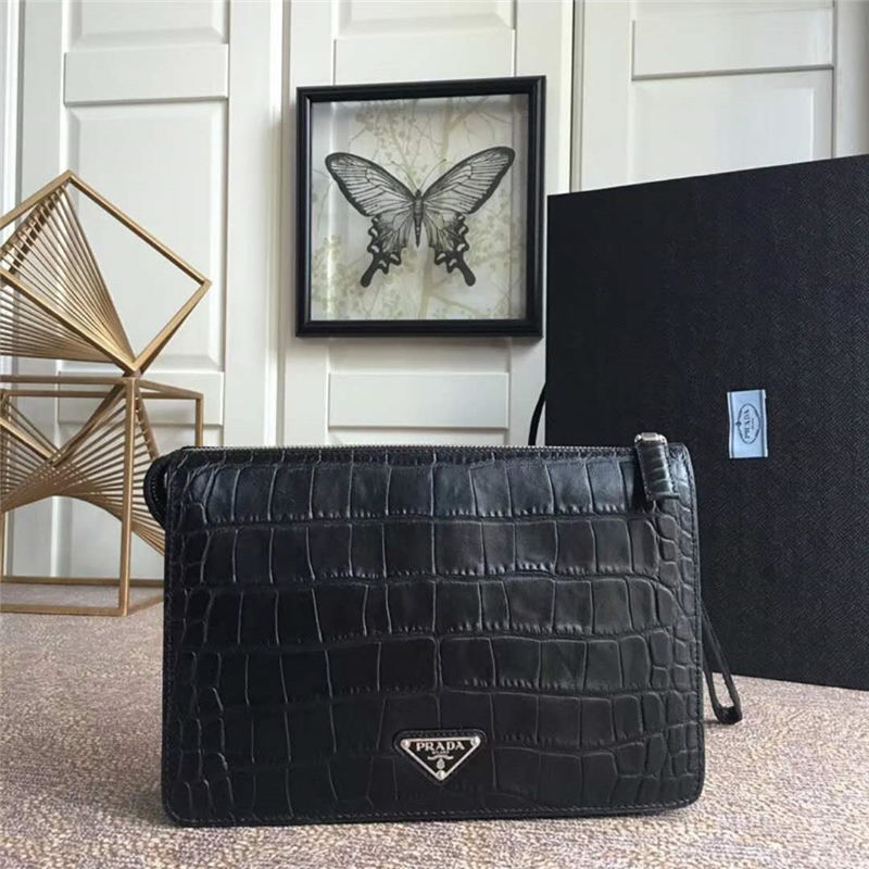 2VF001 Prada普拉達 鱷魚紋牛皮 拉鏈 立體手拿包 黑色角嘜