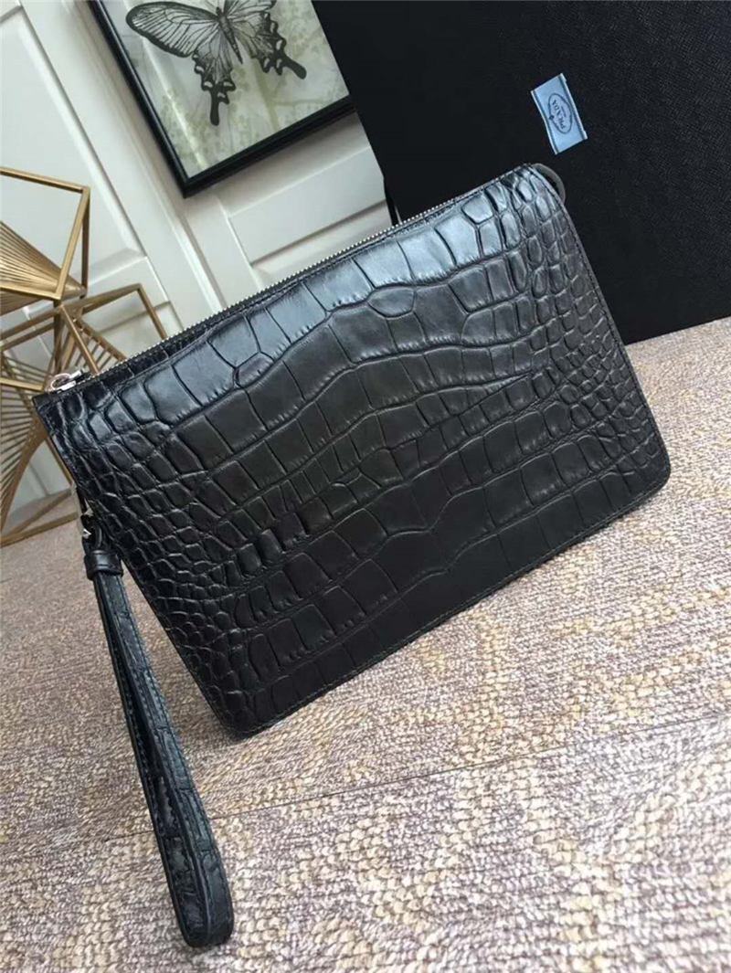 2VF001 Prada普拉達 鱷魚紋牛皮 拉鏈 立體手拿包 黑色角嘜