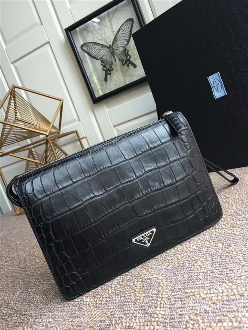 2VF001 Prada普拉達 鱷魚紋牛皮 拉鏈 立體手拿包 黑色角嘜