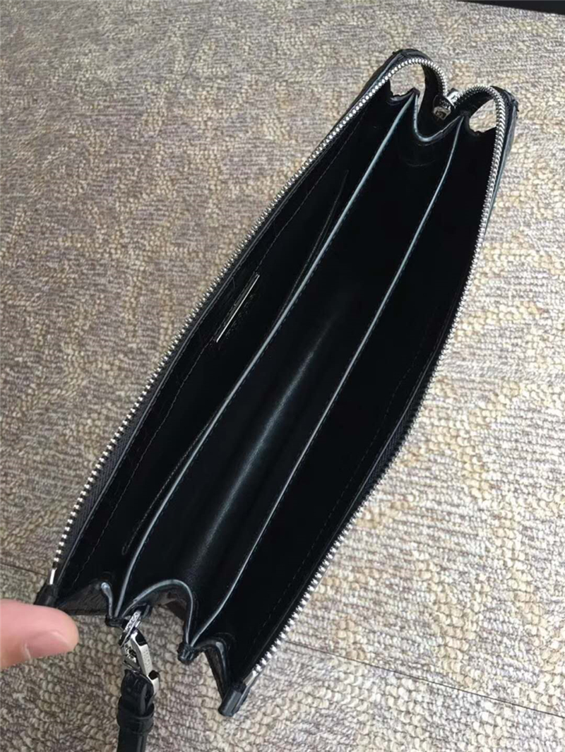 2VF001 Prada普拉達 鱷魚紋牛皮 拉鏈 立體手拿包 黑色角嘜