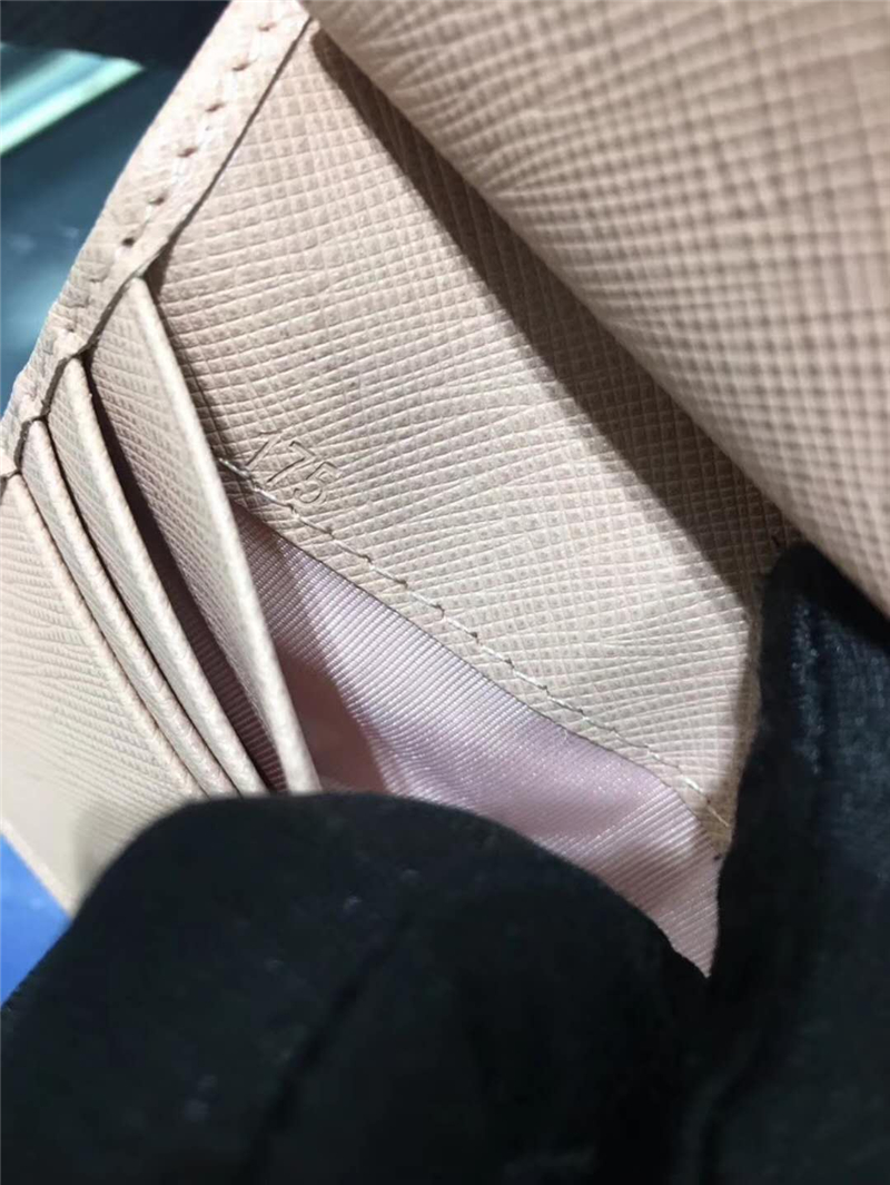 lMV204 Parada普拉達 十字紋牛皮 多功能對折 小錢包 豆沙米色