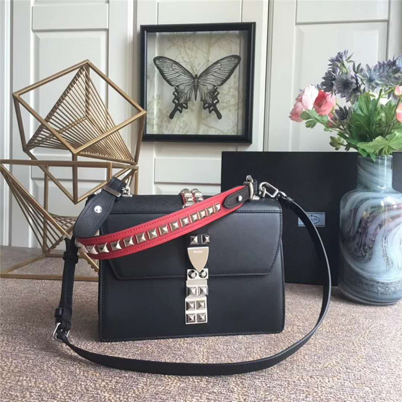 1BA179 Prada女包 普拉達休閑包小牛皮 鉚釘皮革手柄 黑色