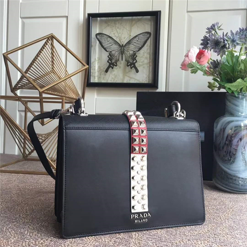 1BA179 Prada女包 普拉達休閑包小牛皮 鉚釘皮革手柄 黑色