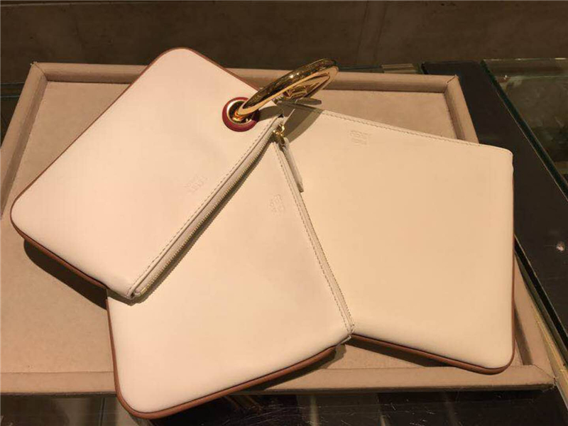 001 FENDI芬迪 F IS FEND 三套索環(huán) 小牛皮 手拿包 白色