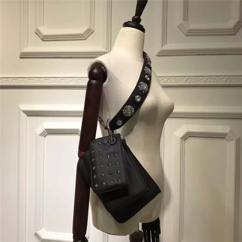 616 FENDI芬迪 F IS FEND 三套索環(huán) 鉚釘手拿包 黑色