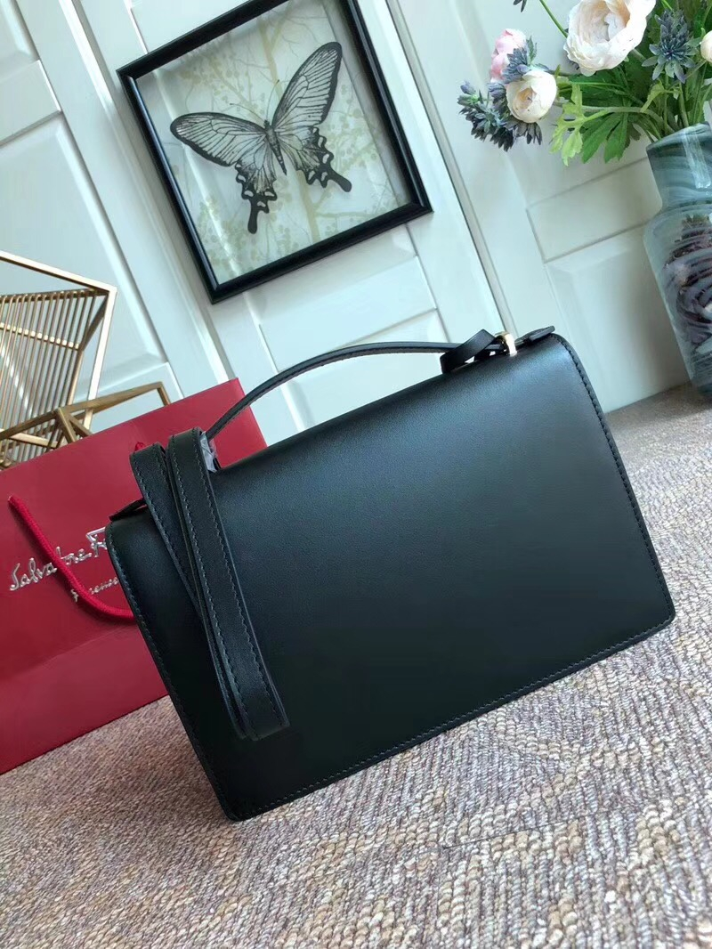 21G179 Ferragamo菲格拉慕 進(jìn)口牛皮 Gancio鎖扣 20英寸 皮革襯里 黑色