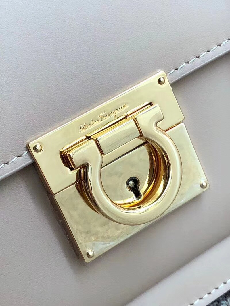 21G179 Ferragamo菲格拉慕 進口牛皮 Gancio鎖扣 20英寸 皮革襯里