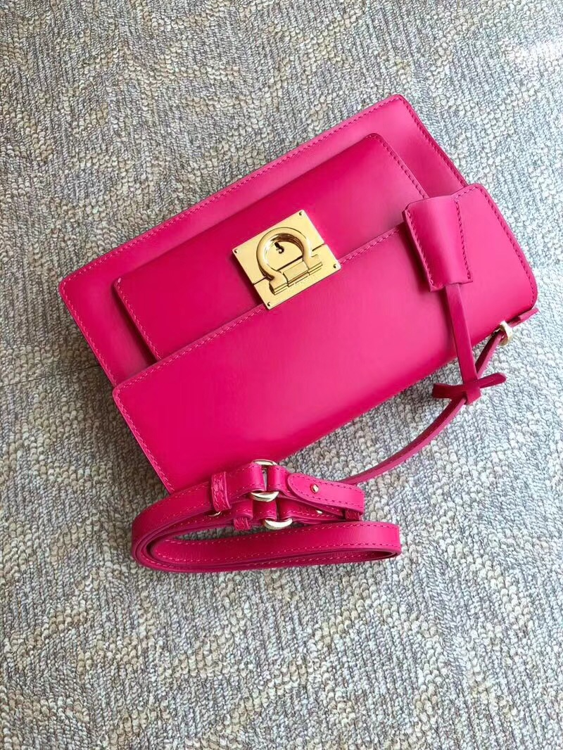 21G179 Ferragamo菲格拉慕 進(jìn)口牛皮 Gancio鎖扣 20英寸 皮革襯里