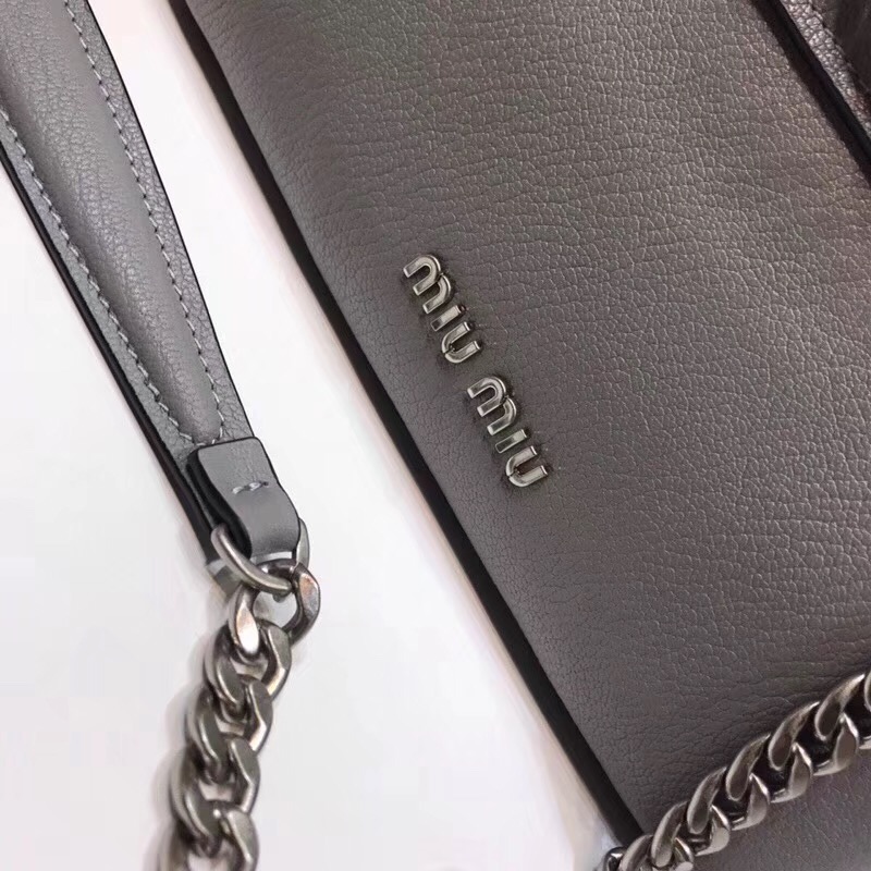 5BD100 MIUMIU 專柜最新 牛皮山羊紋 按扣鎖 小號 翻蓋單肩包 灰色