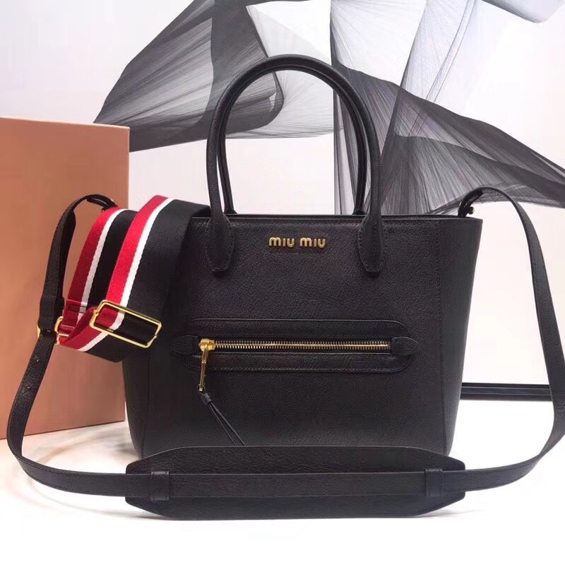 5BG137 MIUMIU專柜新款蝙蝠包 山羊皮 雙提手 單肩斜跨包 黑色