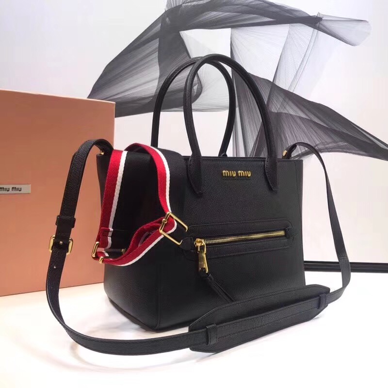 5BG137 MIUMIU專柜新款蝙蝠包 山羊皮 雙提手 單肩斜跨包 黑色